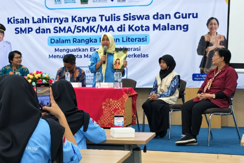 Salah satu perwakilan siswa memaparkan karya buku bertema kearifan lokal dalam rangkaian Pekan Literasi Kota Malang 2026.