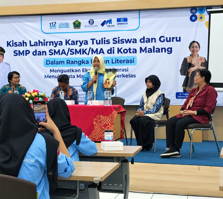 Salah satu perwakilan siswa memaparkan karya buku bertema kearifan lokal dalam rangkaian Pekan Literasi Kota Malang 2026.