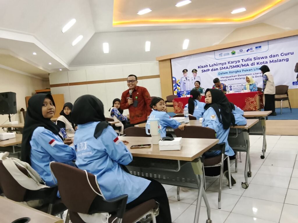 Suasana interaktif saat sesi berbagi pengalaman kepenulisan siswa dan guru di Perpustakaan Kota Malang.
