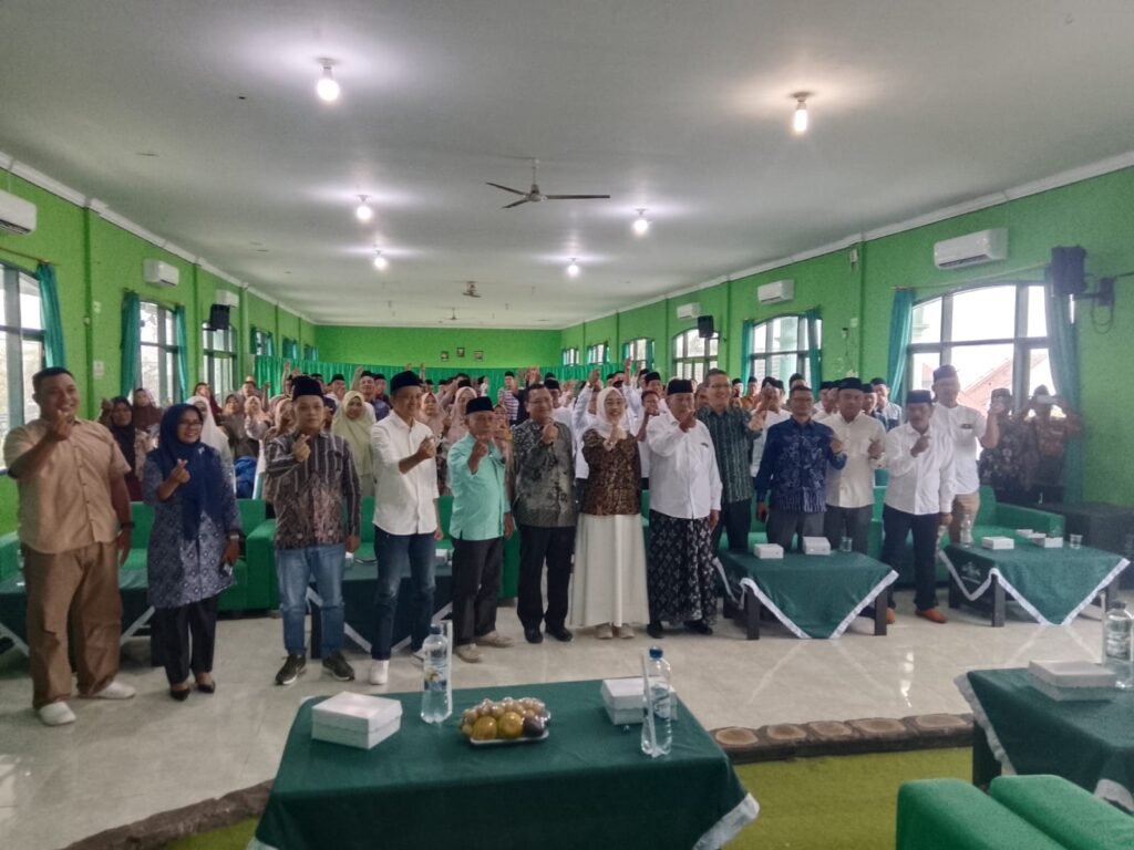 Suasana antusias para pelaku usaha, UMKM, dan masyarakat peserta Sosialisasi Program dan Kebijakan Kementerian Perdagangan di Kabupaten Tulungagung dalam sesi foto bersama untuk memperkuat kolaborasi antarpelaku usaha.