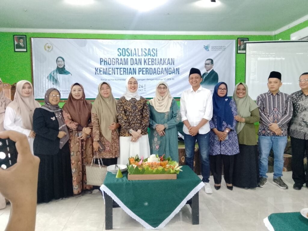 Para narasumber, pejabat daerah, dan perwakilan Komisi VI DPR RI berfoto bersama di depan banner utama acara kerja sama Kementerian Perdagangan yang mendorong peningkatan mutu produk dan daya saing UMKM.