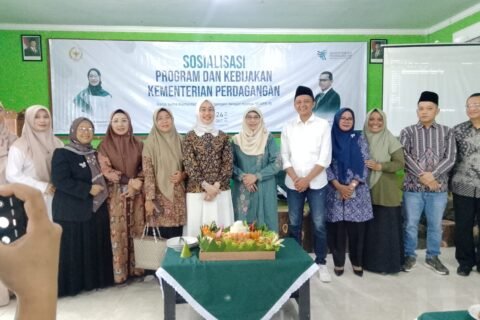 Para narasumber, pejabat daerah, dan perwakilan Komisi VI DPR RI berfoto bersama di depan banner utama acara kerja sama Kementerian Perdagangan yang mendorong peningkatan mutu produk dan daya saing UMKM.