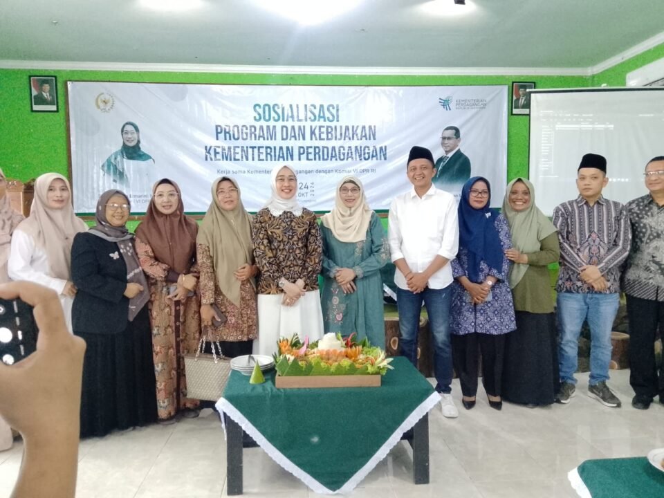 Para narasumber, pejabat daerah, dan perwakilan Komisi VI DPR RI berfoto bersama di depan banner utama acara kerja sama Kementerian Perdagangan yang mendorong peningkatan mutu produk dan daya saing UMKM.