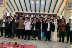 H Makhrus Sholeh di samping Bupati Sanusi (baju putih)