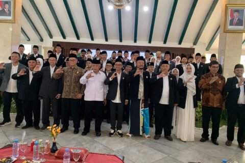 H Makhrus Sholeh di samping Bupati Sanusi (baju putih)