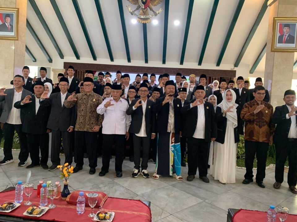 H Makhrus Sholeh di samping Bupati Sanusi (baju putih)