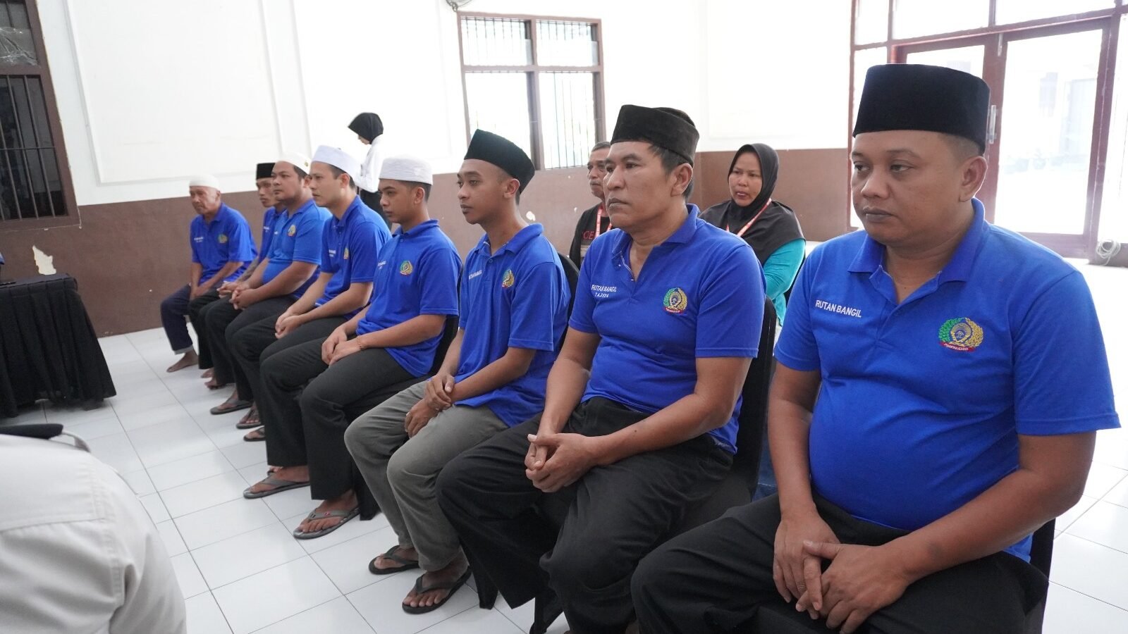 Sejumlah Warga Binaan Pemasyarakatan (WBP) Rutan Bangil saat mengikuti Sidang Tim Pengamat Pemasyarakatan (TPP) terkait usulan integrasi dan asimilasi.