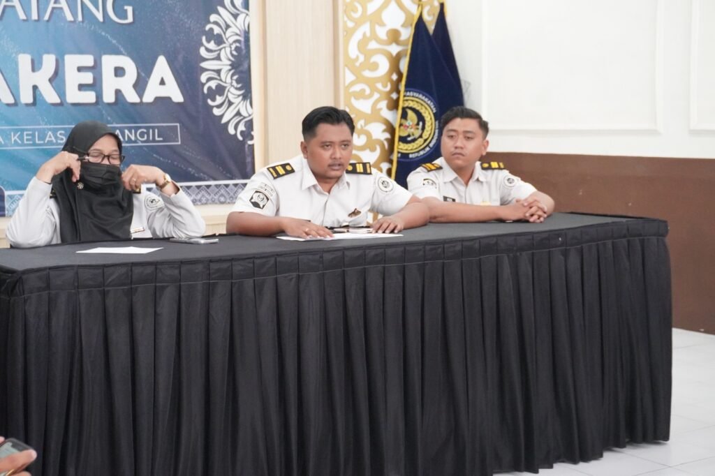 Sidang TPP Rutan Bangil dipimpin langsung oleh Ketua Sidang TPP Robi Setiawan Tridesia, didampingi oleh Kasubsi Pengelolaan Julianti dan Ka. KPR Azis Rizky Ainun Pratama di Aula Utama Rutan Bangil.