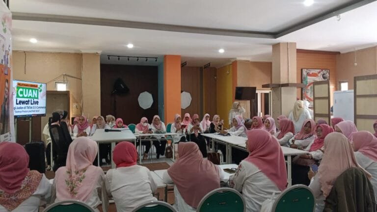 Antusiasme para peserta saat mengikuti paparan materi strategi jualan di TikTok dan e-commerce.