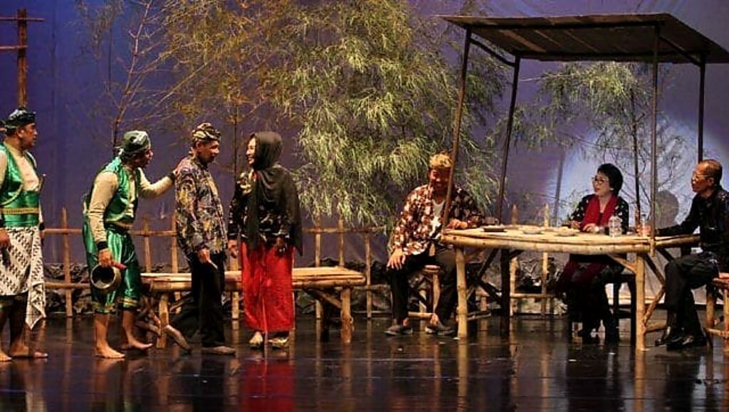 Suasana pementasan ludruk yang sarat akan pesan moral, gelaran yang tidak hanya menghibur tetapi juga menjadi ruang regenerasi bagi para seniman muda.