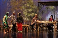 Suasana pementasan ludruk yang sarat akan pesan moral, gelaran yang tidak hanya menghibur tetapi juga menjadi ruang regenerasi bagi para seniman muda.