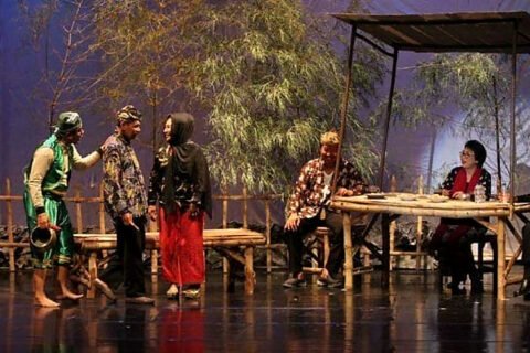 Suasana pementasan ludruk yang sarat akan pesan moral, gelaran yang tidak hanya menghibur tetapi juga menjadi ruang regenerasi bagi para seniman muda.