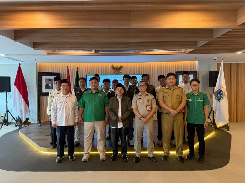 Sesi foto bersama pengurus daerah Pemuda PUI se-Jakarta usai prosesi pelantikan di Balai Kota.