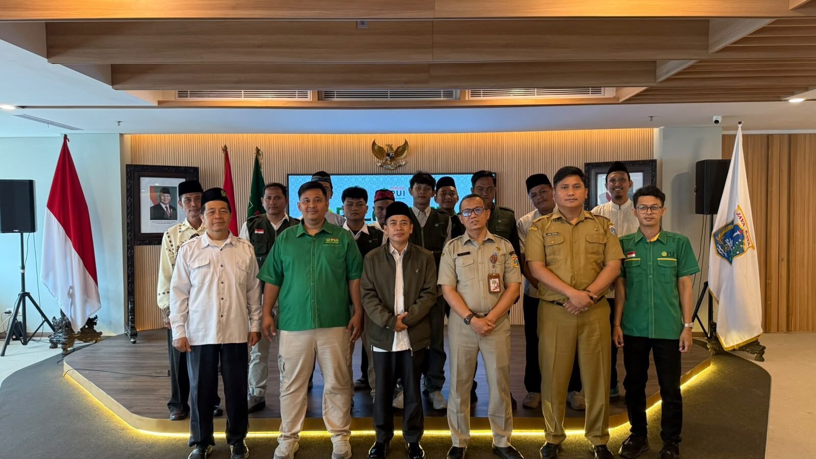 Sesi foto bersama pengurus daerah Pemuda PUI se-Jakarta usai prosesi pelantikan di Balai Kota.