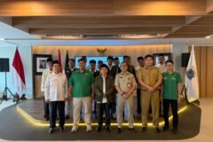 Sesi foto bersama pengurus daerah Pemuda PUI se-Jakarta usai prosesi pelantikan di Balai Kota.