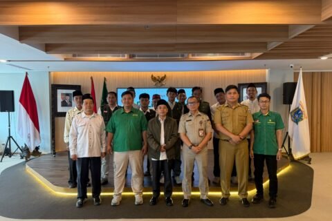 Sesi foto bersama pengurus daerah Pemuda PUI se-Jakarta usai prosesi pelantikan di Balai Kota.