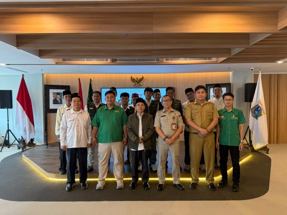 Sesi foto bersama pengurus daerah Pemuda PUI se-Jakarta usai prosesi pelantikan di Balai Kota.