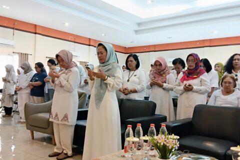 Dr. Sri Untari Bisowarno bersama peserta khidmat memanjatkan doa bersama di Gedung Koperasi SBW.