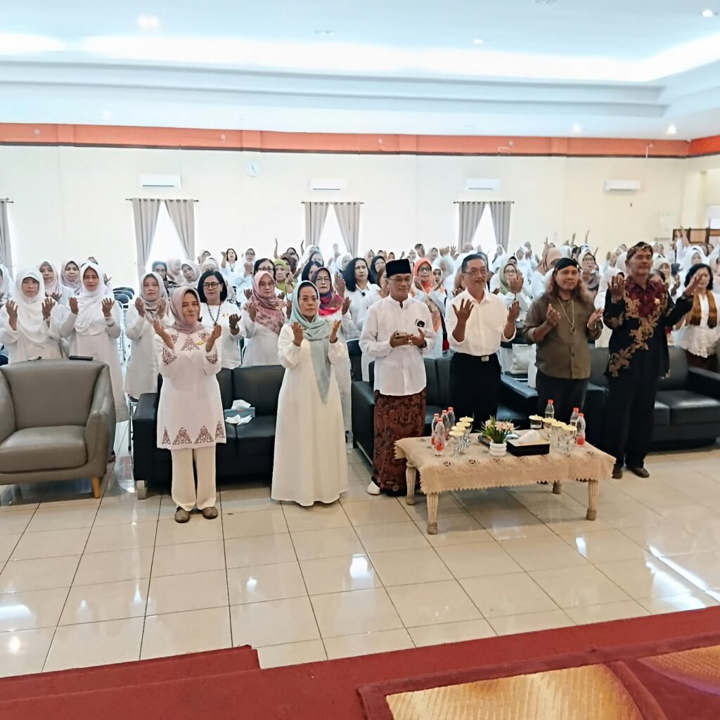 Potret khidmat prosesi doa bersama yang dipimpin oleh Ketua Komisi E DPRD Jatim.