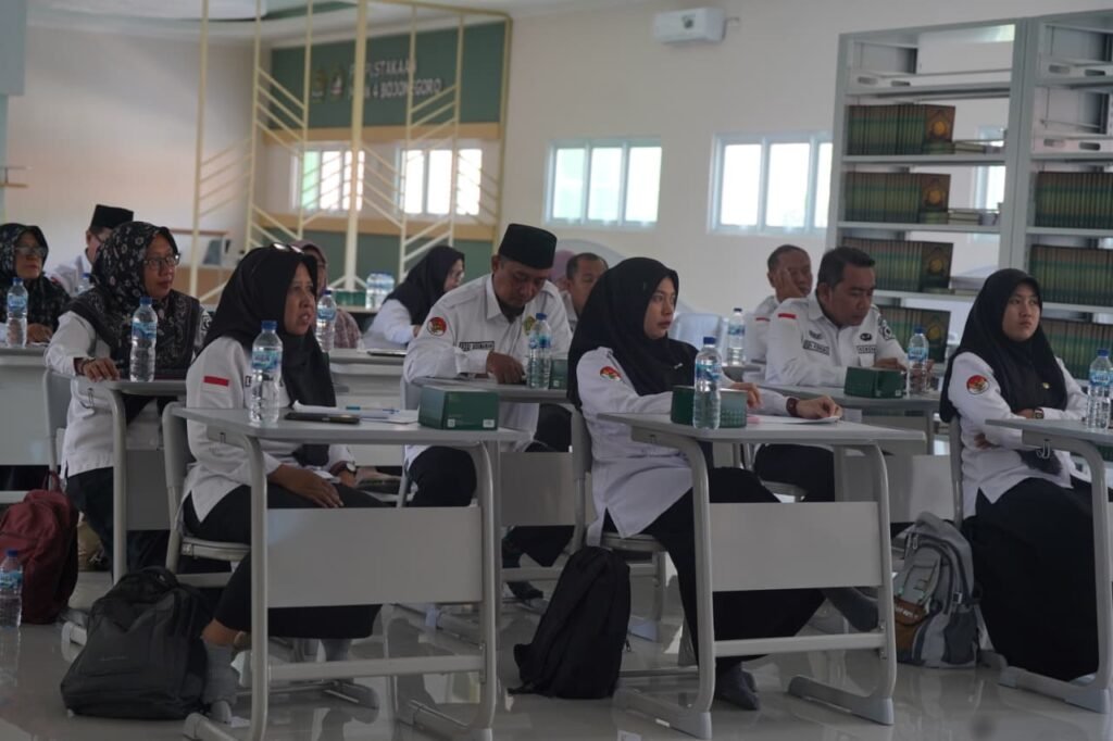 Peserta pengimbasan takzim menyimak penjelasan