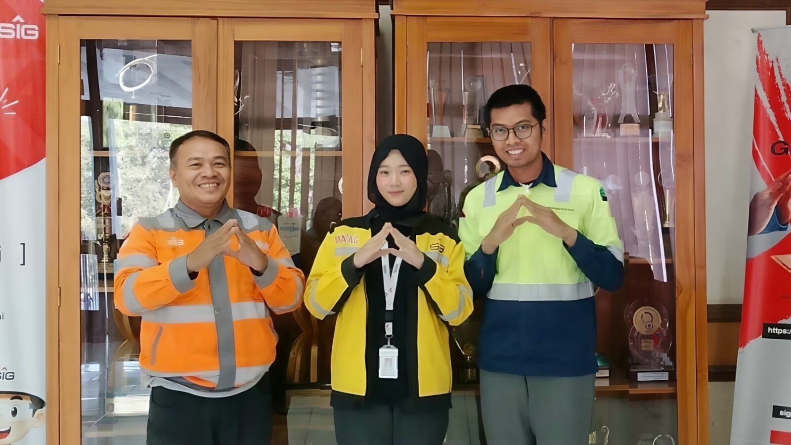 Mahasiswa bersama pembimbing lapangan dan analis laboratorium fisika di PT Semen Indonesia (Persero) Tbk.