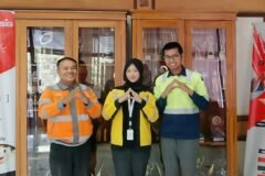 Mahasiswa bersama pembimbing lapangan dan analis laboratorium fisika di PT Semen Indonesia (Persero) Tbk.