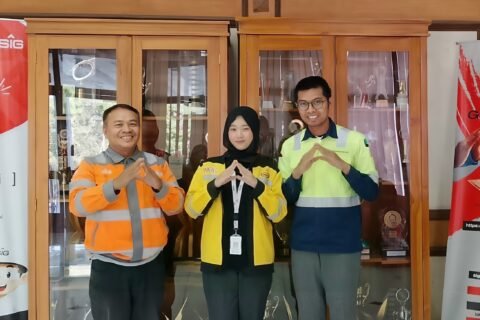 Mahasiswa bersama pembimbing lapangan dan analis laboratorium fisika di PT Semen Indonesia (Persero) Tbk.