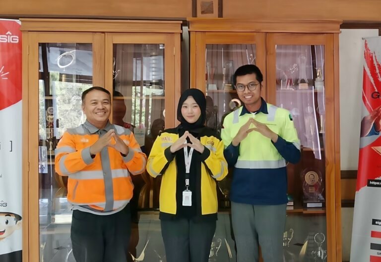 Mahasiswa bersama pembimbing lapangan dan analis laboratorium fisika di PT Semen Indonesia (Persero) Tbk.