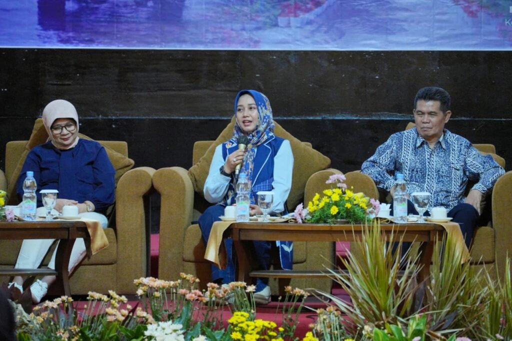 Ketua PMI Kota Mojokerto, Hj. Ika Puspitasari, S.E., saat memberikan sambutan dan arahan dalam acara gathering.