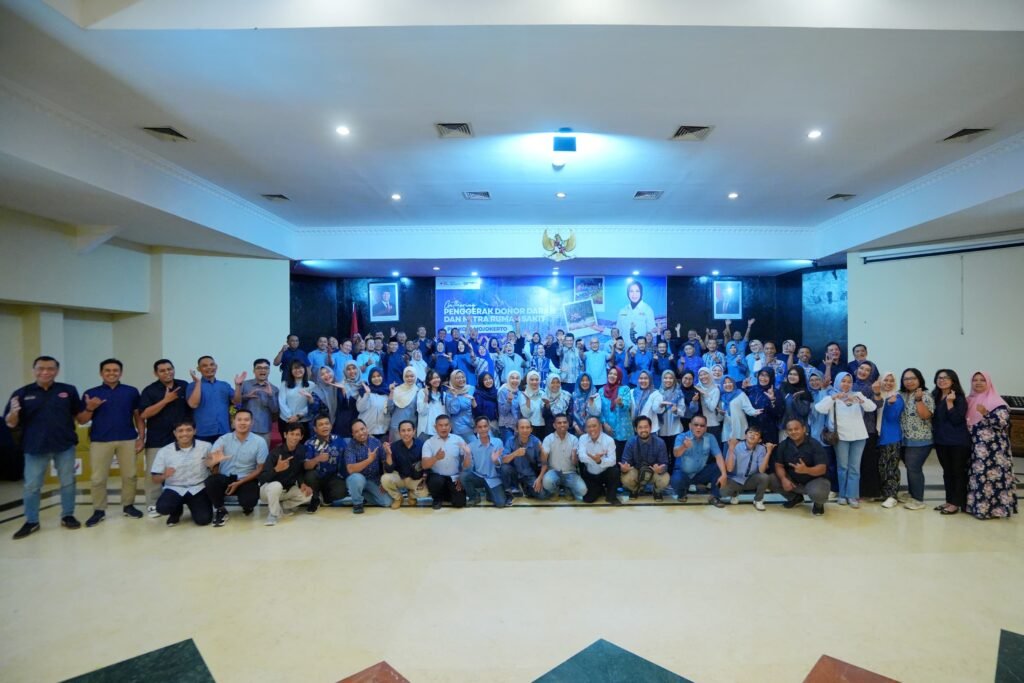 Sesi foto bersama seluruh penggerak donor darah, mitra rumah sakit, dan jajaran pengurus PMI Kota Mojokerto.