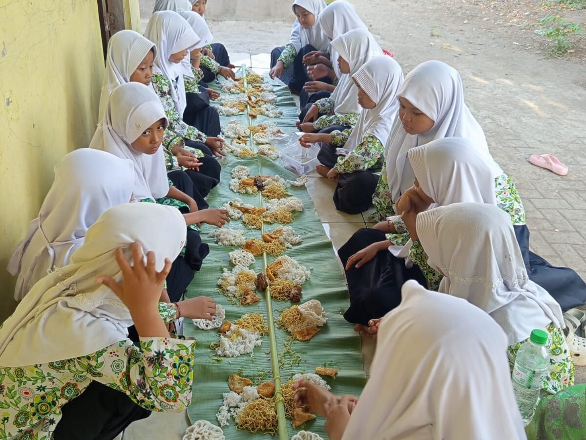 Santriwati sedang tasyakuran HSN 2026
