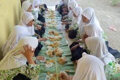 Santriwati sedang tasyakuran HSN 2026