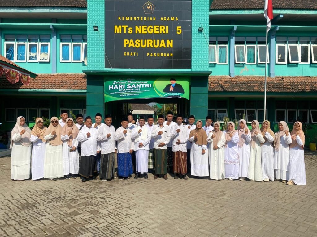 Momen kebersamaan keluarga besar MTsN 5 Pasuruan dalam sesi foto bersama usai memperingati Hari Santri Nasional (HSN) 2026, Kamis (22/10/2026).
