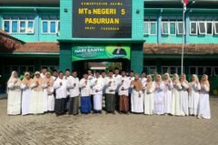 Momen kebersamaan keluarga besar MTsN 5 Pasuruan dalam sesi foto bersama usai memperingati Hari Santri Nasional (HSN) 2026, Kamis (22/10/2026).