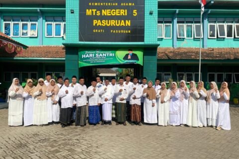 Momen kebersamaan keluarga besar MTsN 5 Pasuruan dalam sesi foto bersama usai memperingati Hari Santri Nasional (HSN) 2026, Kamis (22/10/2026).