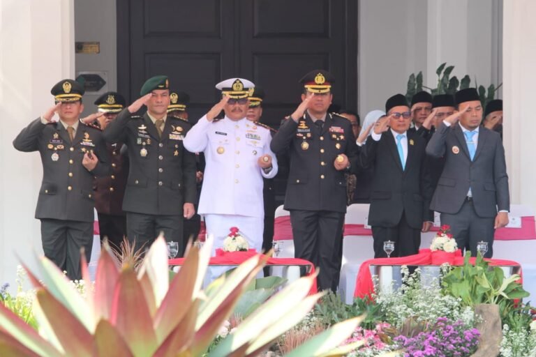Dandim 0833/Kota Malang Letkol Inf Dedy Azis bersama jajaran Forkopimda Kota Malang memberikan penghormatan dalam Upacara Peringatan Hari Kesaktian Pancasila 2026 di halaman Balai Kota Malang, Kamis (01/10/2026).