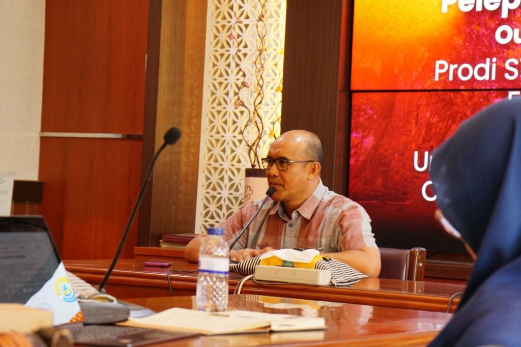 Dekan Fakultas Sastra UM, Dr. Moch. Syahri, S.Sos., M.Si., saat memberikan pengarahan dalam acara pelepasan mahasiswa