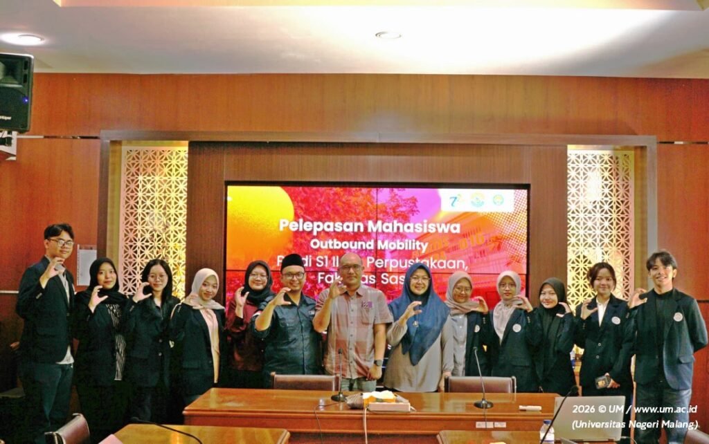 Foto bersama jajaran pimpinan fakultas, dosen pendamping, dan 10 mahasiswa terpilih sebelum bertolak ke Universiti Teknologi MARA (UiTM) Malaysia