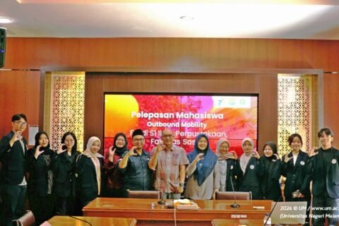 Foto bersama jajaran pimpinan fakultas, dosen pendamping, dan 10 mahasiswa terpilih sebelum bertolak ke Universiti Teknologi MARA (UiTM) Malaysia