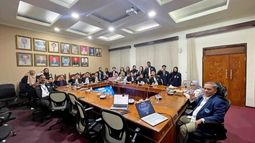 Foto bersama pimpinan FEB UM, dosen, dan mahasiswa inbound UKM.