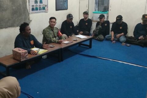 Babinsa Kelurahan Bareng Sertu Putu saat memberikan pembinaan dan komsos bersama anggota Linmas.