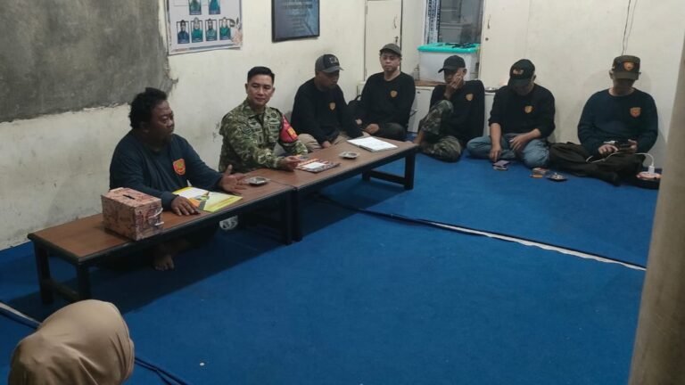 Babinsa Kelurahan Bareng Sertu Putu saat memberikan pembinaan dan komsos bersama anggota Linmas.