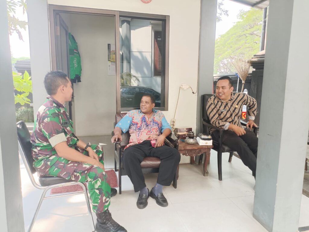 Babinsa Kiduldalem menjalin kebersamaan dan menyerap aspirasi warga melalui pendekatan humanis di lapangan.
