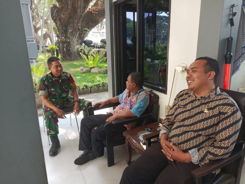 Serka Andri saat melaksanakan komunikasi sosial dan berdialog santai bersama warga di wilayah binaan Kelurahan Kiduldalem.