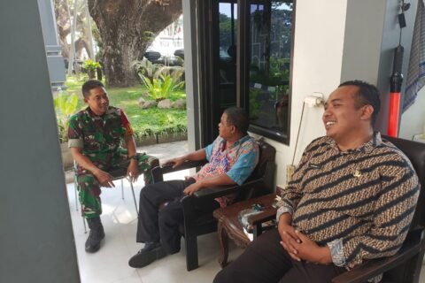 Serka Andri saat melaksanakan komunikasi sosial dan berdialog santai bersama warga di wilayah binaan Kelurahan Kiduldalem.