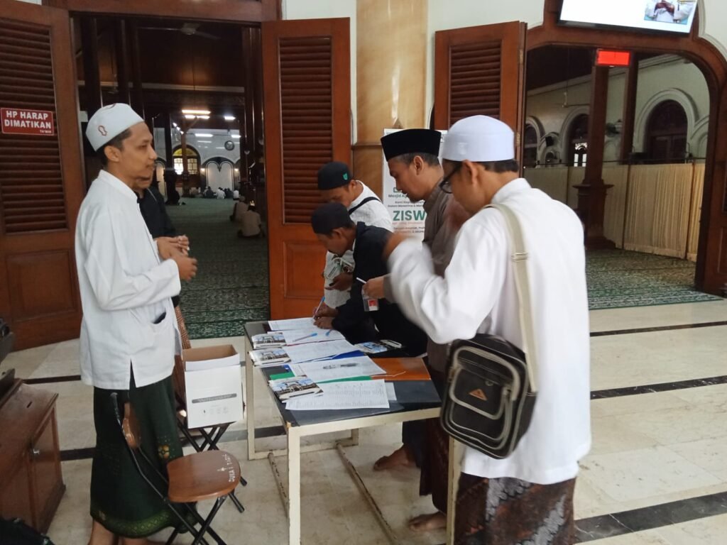 Para peserta tampak antusias melakukan registrasi ulang sebelum mengikuti rangkaian materi pembinaan.