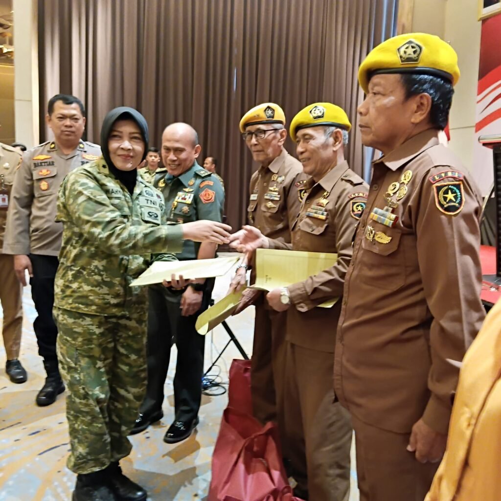 Danrem memberikan bansos