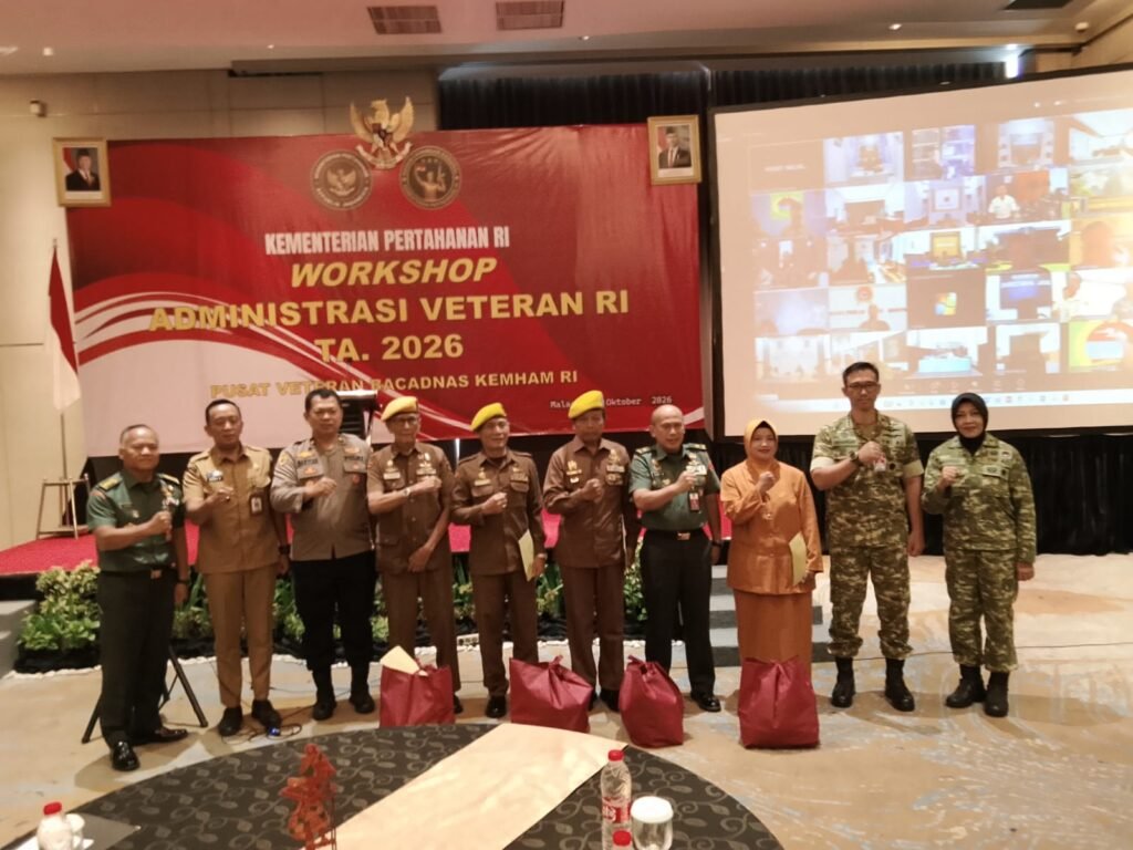 Foto bersama dengan penerima bansos