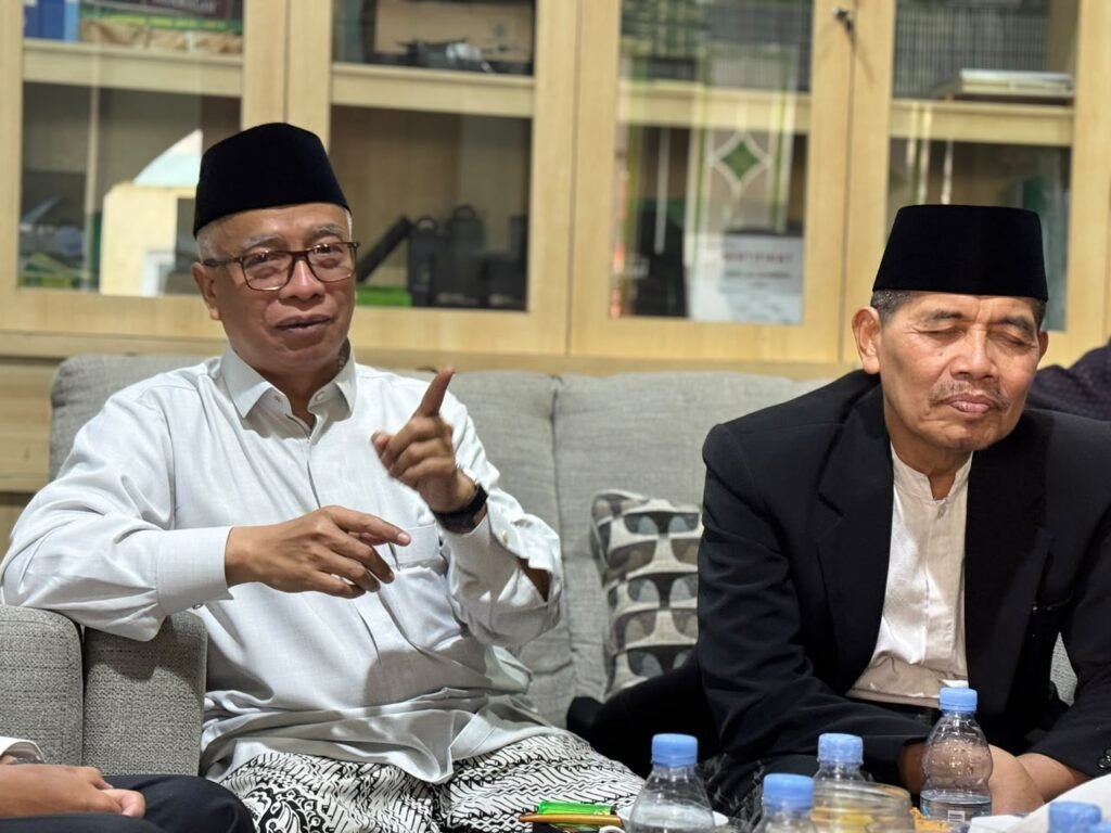 Diskusi hangat dan penyampaian pandangan keumatan oleh jajaran pengurus dalam kunjungan ke Kantor PCNU Kota Malang.