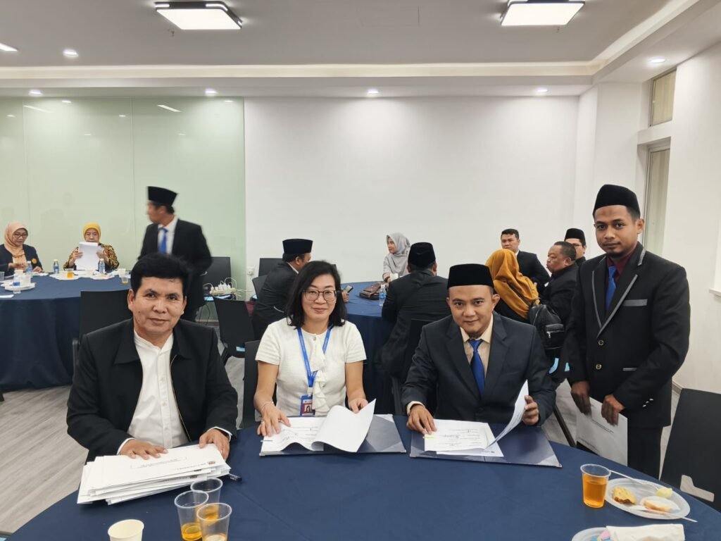 Rektor IAI Darul Fattah Lampung Dr. Ahmad Hadi Setiawan bersama jajaran saat prosesi penandatanganan nota kesepahaman (MoU) kemitraan strategis internasional dengan perguruan tinggi Malaysia.
